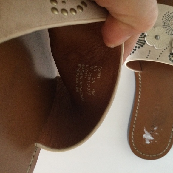 Coach Tea Rose Slip On Sandal Shoes Rivets Floral Suede Leather Size 7 cream - Picture 7 of 8
